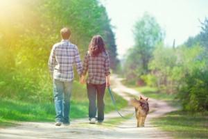 couple et leur chien en promenade