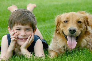 petit garçon et son chien