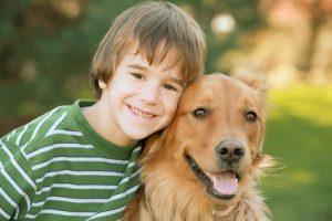 petit garçon avec son chien