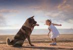 Les petits enfants et leurs grands chiens, par Andy Seliverstoff